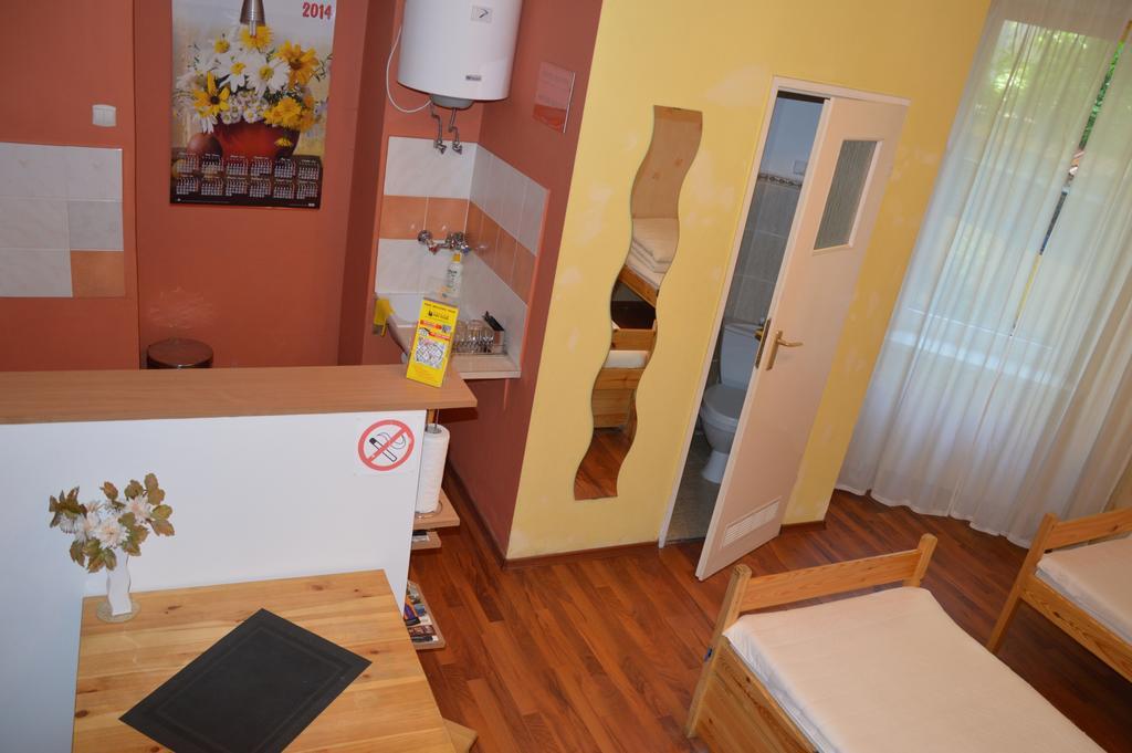 Old Walls Hostel كراكوفيا الغرفة الصورة